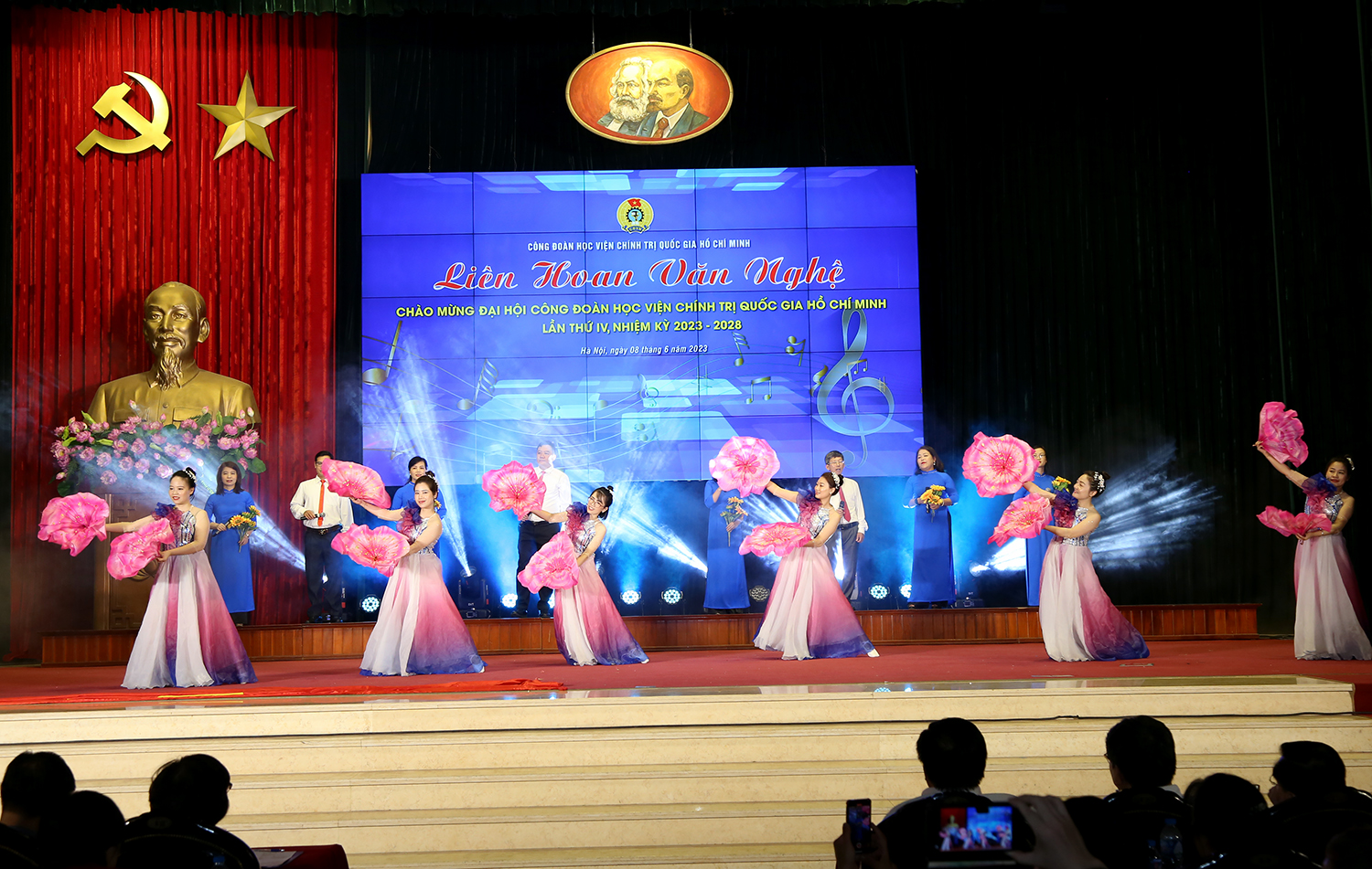 TẠP CHÍ LLCT